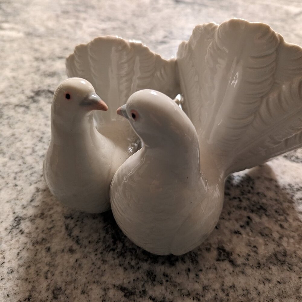 Lladro "Couple Of Doves" Figurine